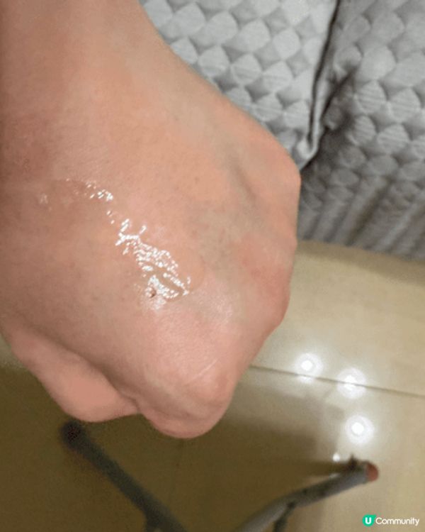 L’Oréal 小蜜罐輕盈乳霜, 淡淡花香，質地清爽且不黏膩...