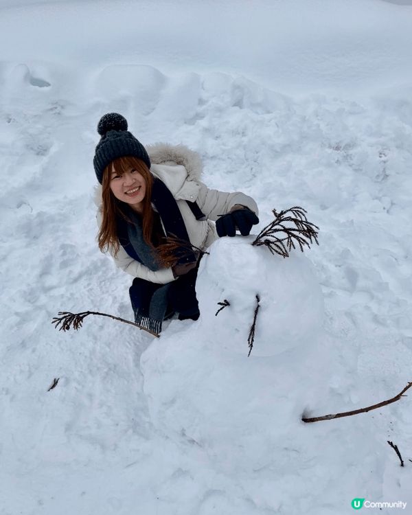 當我站在白雪覆蓋的白川鄉🏔️❄️，望住一個安靜嘅雪人☃️，我...