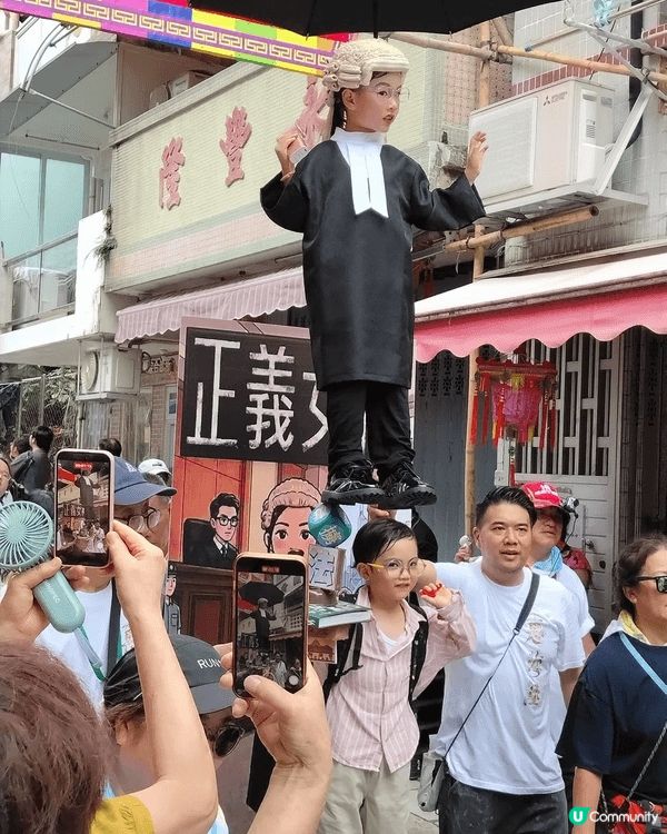 去長洲睇飄色，非常熱鬧，雖然天氣熱又曬，但大家情緒亦非常高脹...