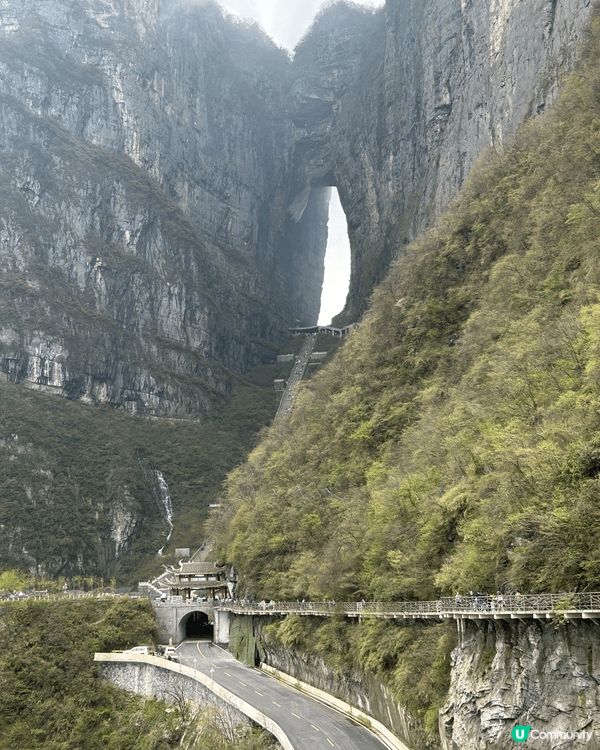 這是張家界天門山，人間仙景，美得萝幻，行999 級天梯到天門...