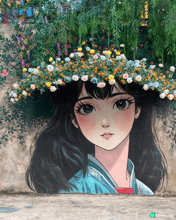 畫中少女妝容精緻溫婉，眉眼細緻動人，搭配花環古典感滿滿。