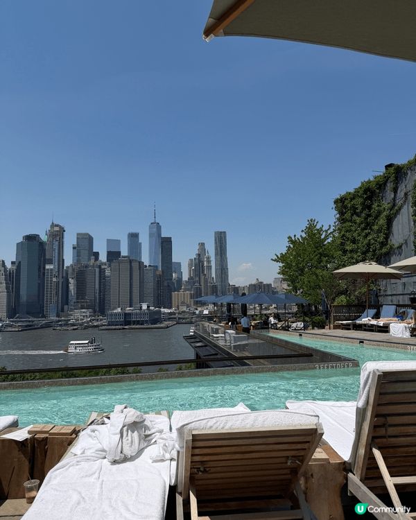 位於布魯克林大橋旁1 Hotel NYC 的屋頂泳池坐擁東河...