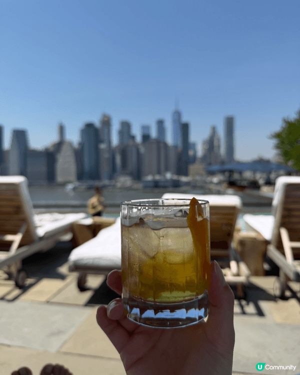 位於布魯克林大橋旁1 Hotel NYC 的屋頂泳池坐擁東河...