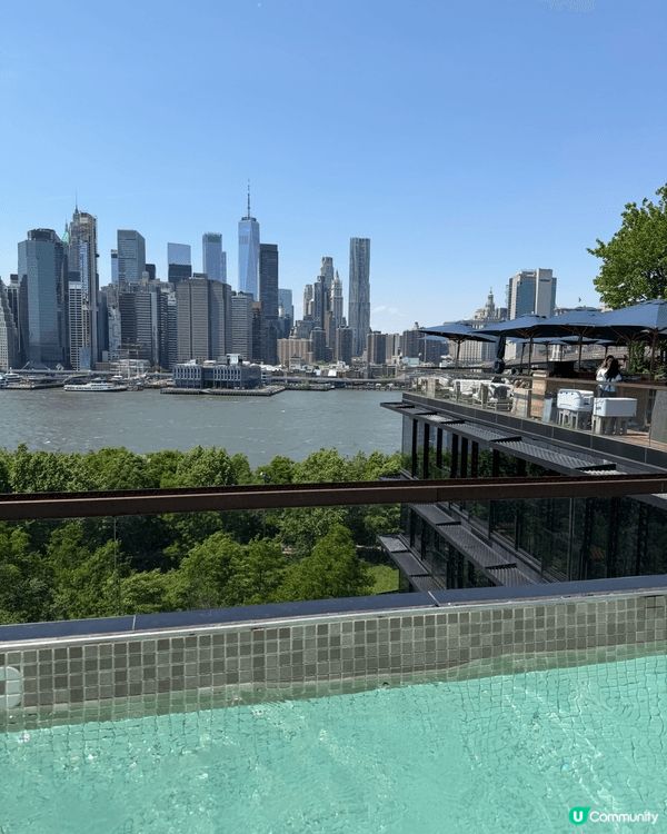 位於布魯克林大橋旁1 Hotel NYC 的屋頂泳池坐擁東河...