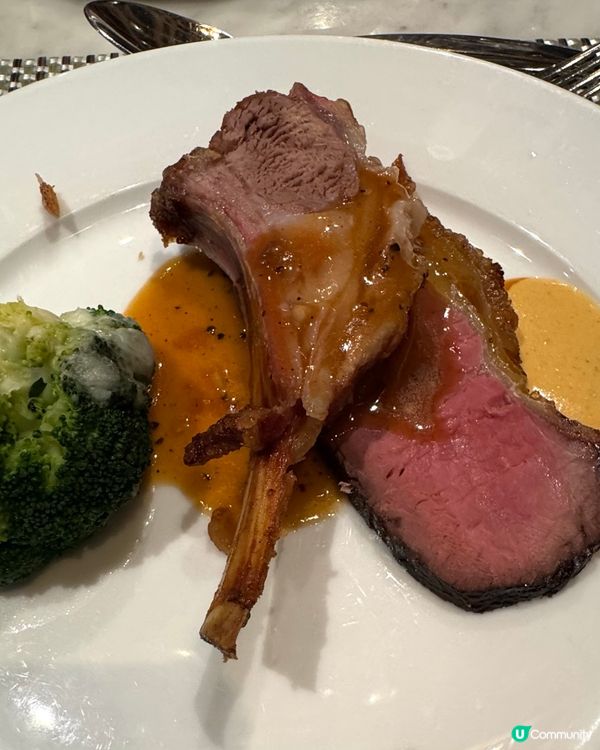 提供多款肉類的自助晚餐