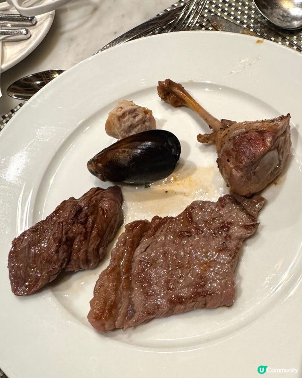 提供多款肉類的自助晚餐
