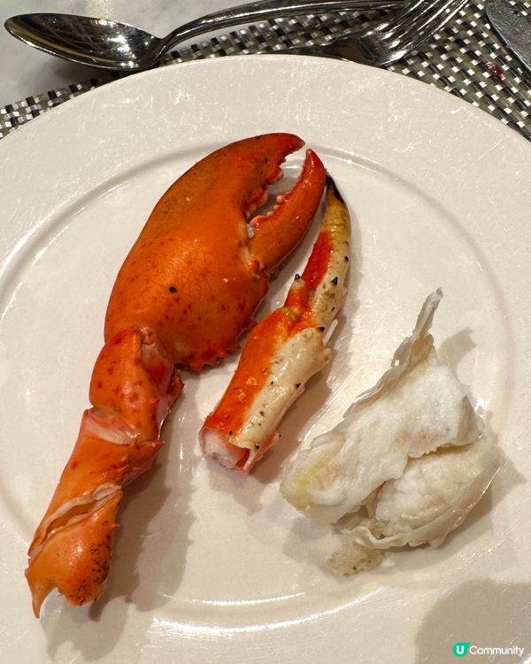 提供多款肉類的自助晚餐