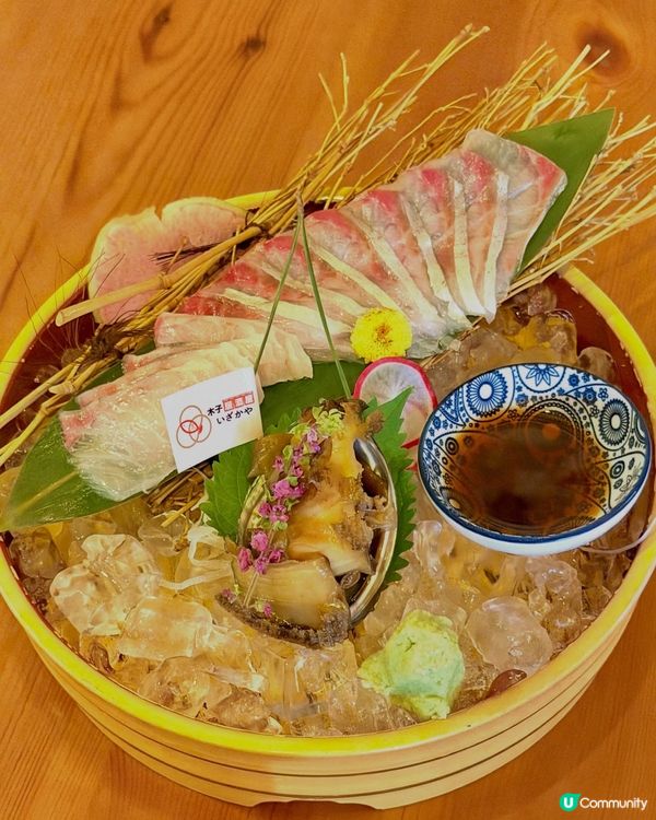一入到木子居酒屋✨柔和嘅暖色燈光配木質裝修,牆上掛住各式日式...