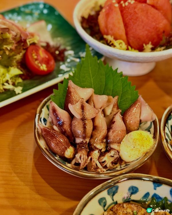 一入到木子居酒屋✨柔和嘅暖色燈光配木質裝修,牆上掛住各式日式...
