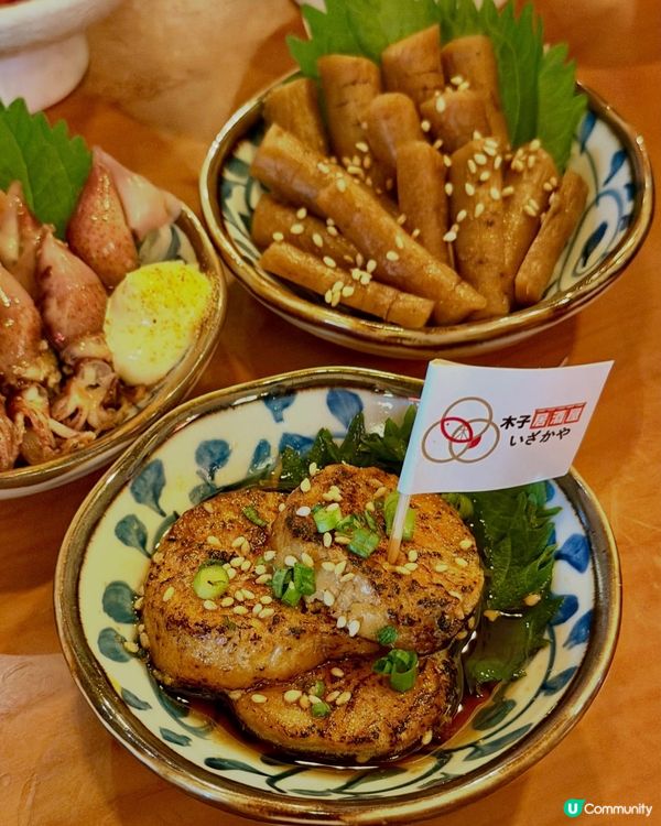 一入到木子居酒屋✨柔和嘅暖色燈光配木質裝修,牆上掛住各式日式...