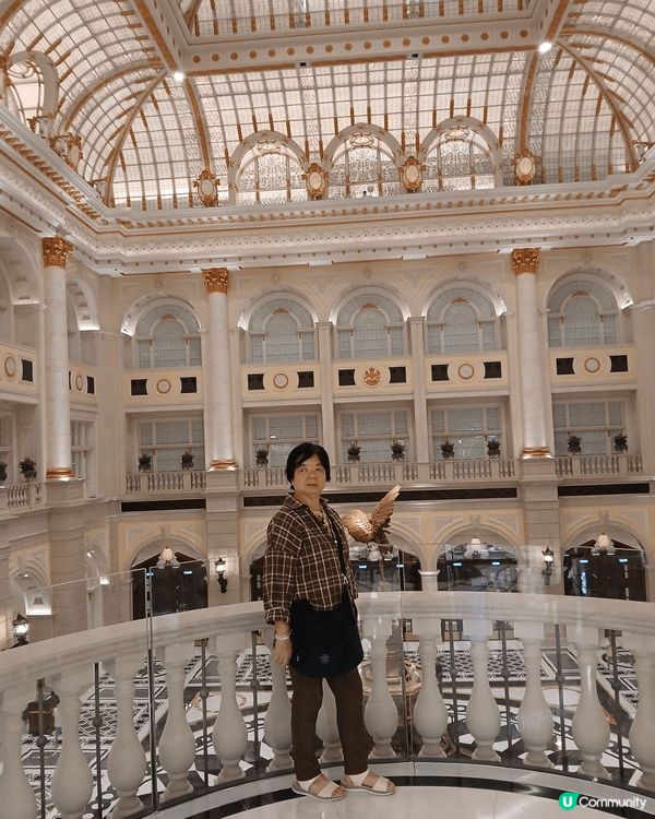 室內場景下的巴士設計十分吸睛，窗戶裡還印有乘客的影像，營造出...