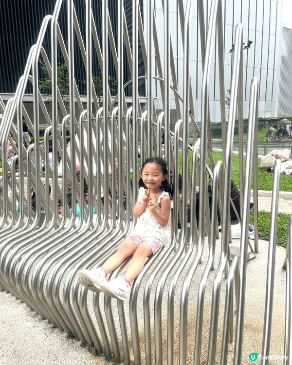 著畢業袍去添馬公園影相留紀念都好好，有一大片綠色草地，非常自...