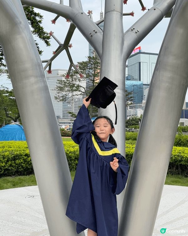 著畢業袍去添馬公園影相留紀念都好好，有一大片綠色草地，非常自...