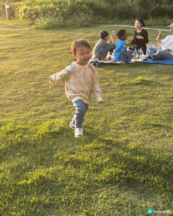 我哋推介長沙灣海濱花園，嗰到有小草地可以野餐，小朋友可以走嚟...