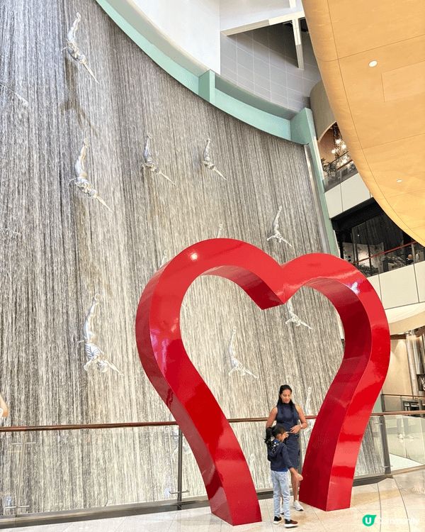 杜拜哈利法塔是世界最高建築。觀景台上，可360度俯瞰杜拜天際...