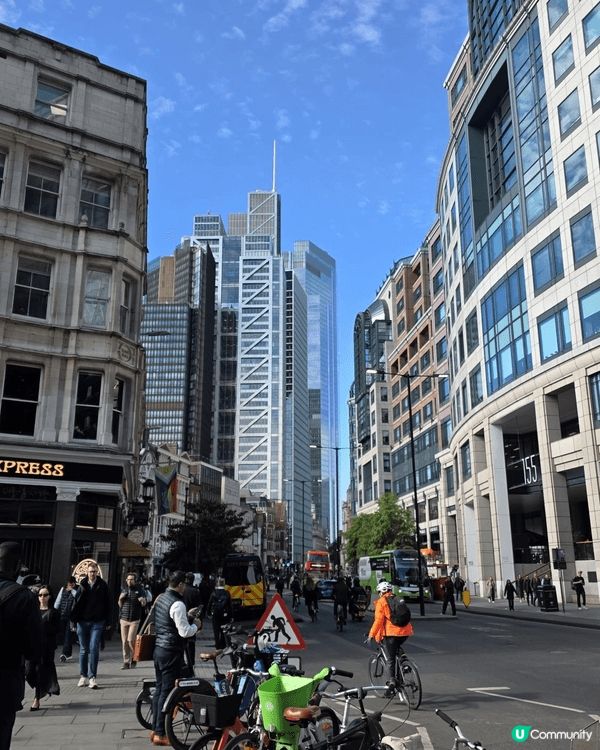 這兩張照片呈現了英國倫敦充滿活力的城市風貌。