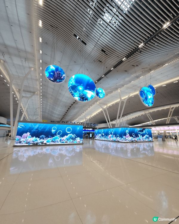 大家坐飛機去旅行，可到香港國際機場T2，有很多打卡位，卡通動...