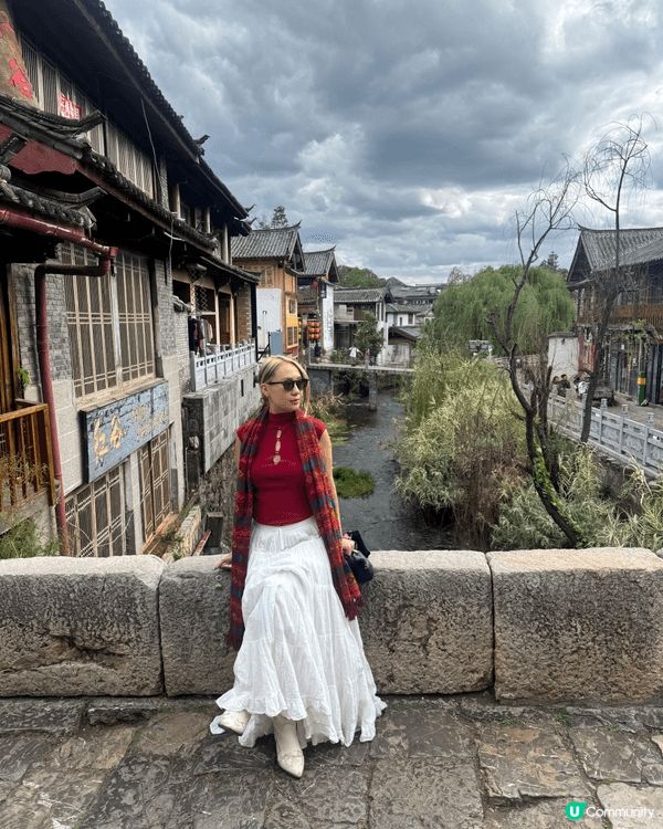 吉爾吉斯斯坦令人屏息的高山湖泊美景。巍峨荒涼的岩石峽谷之間，...