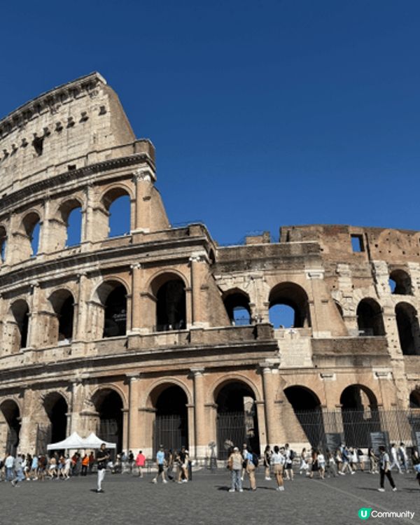 這張照片捕捉了宏偉的羅馬鬥獸場（Colosseum），在晴朗...