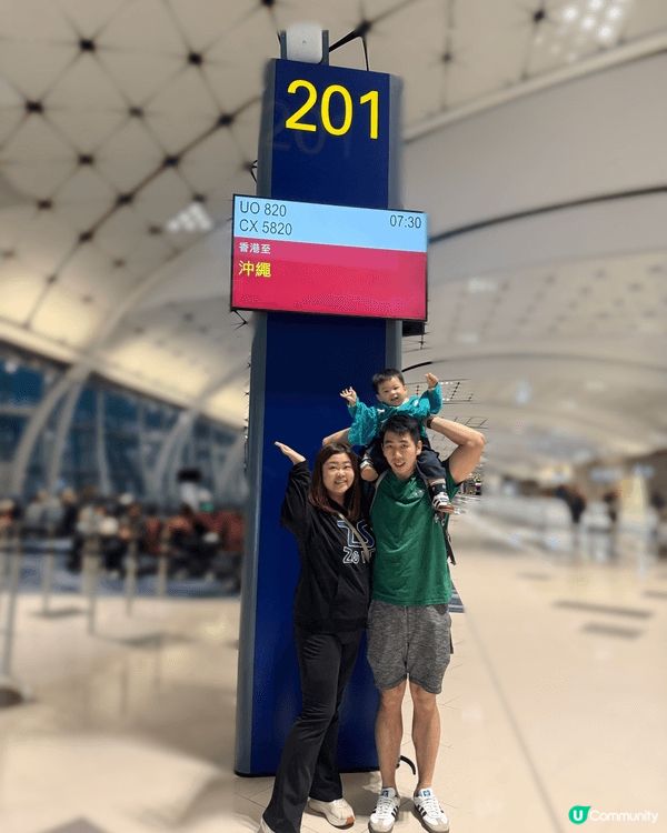 帶住仔仔一家人去日本沖繩旅行，特登喺閘口前面打卡留念，希望仔...