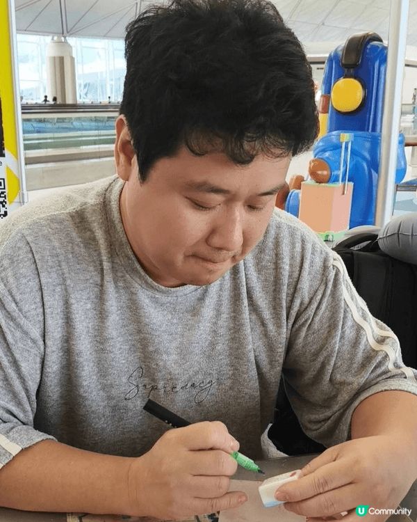 沖繩之旅，出發前在機場等候區，參加了一個《麻雀填色工作坊》🎨...