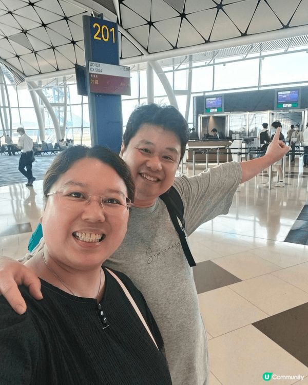 沖繩之旅，出發前在機場等候區，參加了一個《麻雀填色工作坊》🎨...