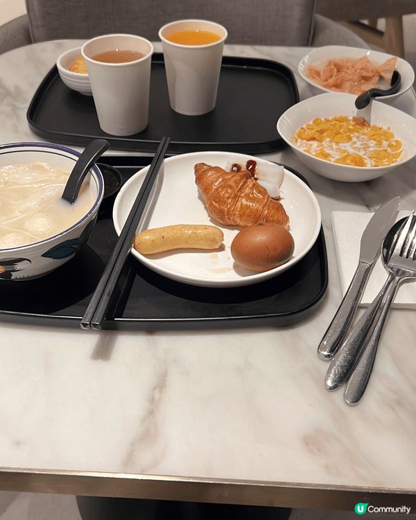 相片拍自四個不同的機場貴賓室，圖一，三及四是香港機場的貴賓室...