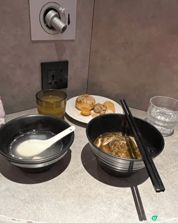 相片拍自四個不同的機場貴賓室，圖一，三及四是香港機場的貴賓室...