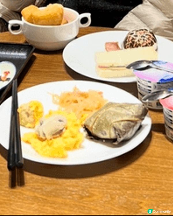 相片拍自四個不同的機場貴賓室，圖一，三及四是香港機場的貴賓室...
