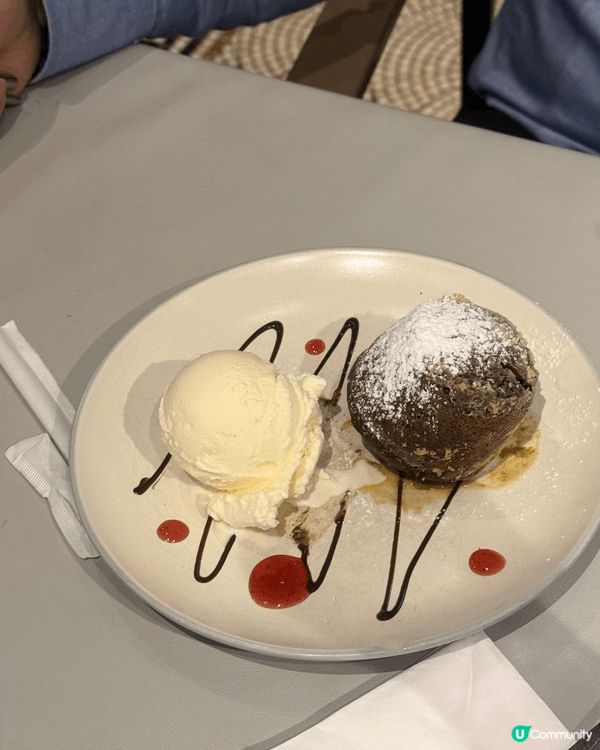 推介這間尖沙咀的餐廳，龍蝦意粉超大隻，焗蠔好多芝士，心太軟甜...