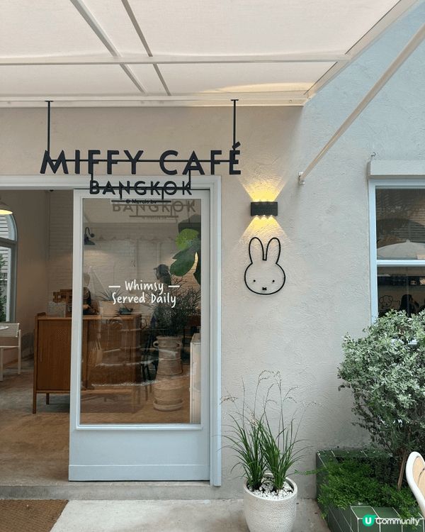 位於曼谷嘅Miffy Cafe 以白色、奶油色同粉彩色為主調...