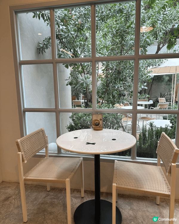 位於曼谷嘅Miffy Cafe 以白色、奶油色同粉彩色為主調...
