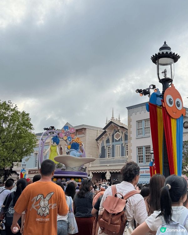 香港迪士尼樂園絕對是大家打卡的好去處，除了可以和不同的迪士尼...