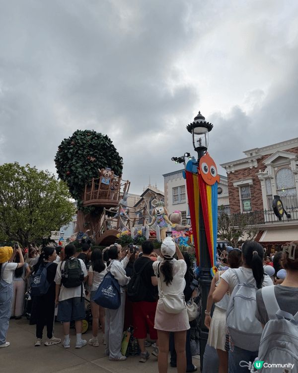 香港迪士尼樂園絕對是大家打卡的好去處，除了可以和不同的迪士尼...