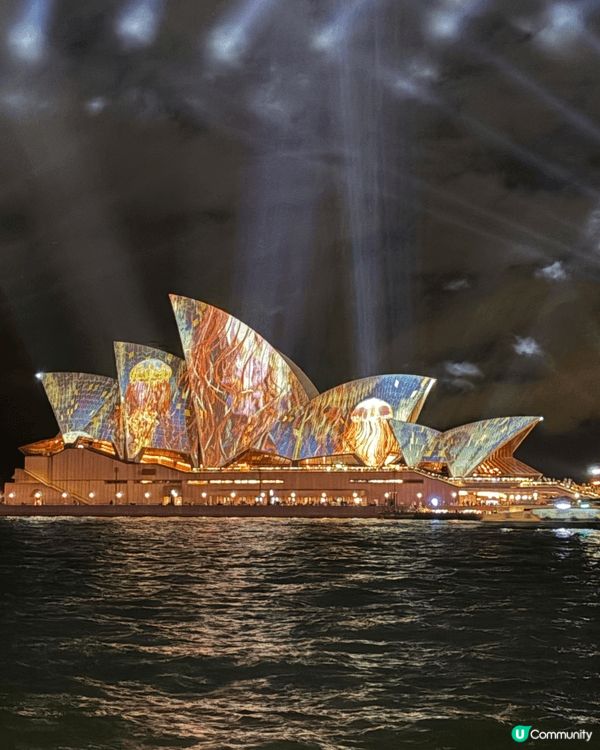 Vivid Sydney 2026。燈飾裝置色彩絢麗，奇幻令...