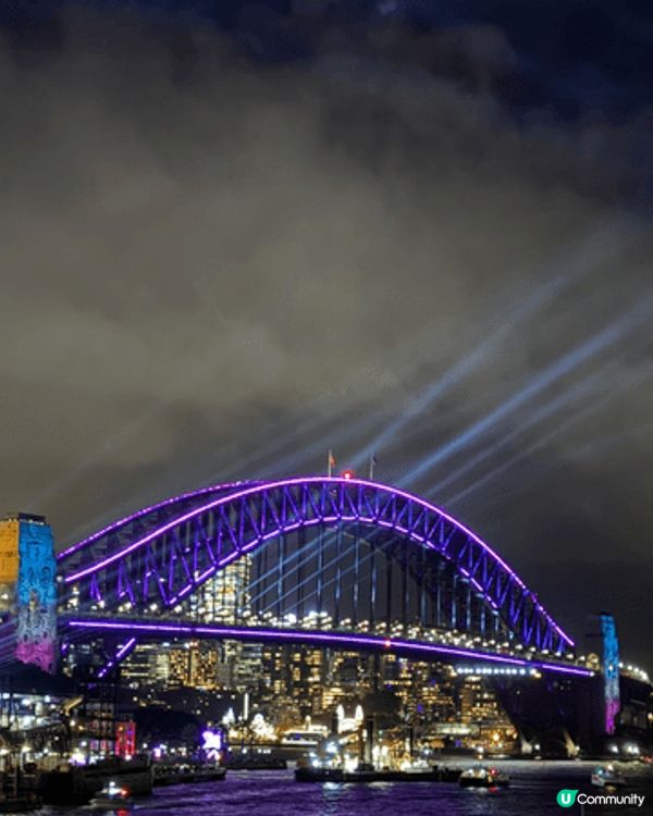 Vivid Sydney 2026。燈飾裝置色彩絢麗，奇幻令...