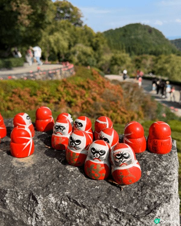 大阪 勝尾寺，有很多可愛的不倒翁，可以留意不倒翁的擺法，發現...