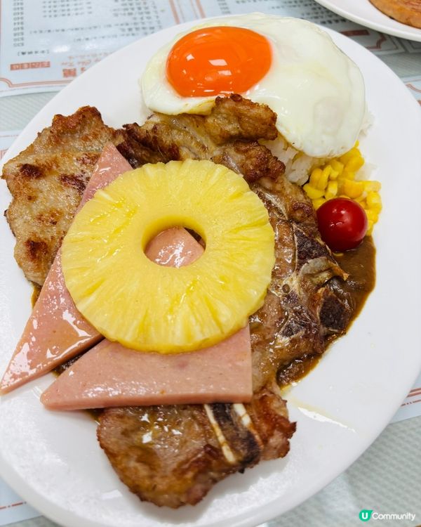 🍳萬芳茶記 ── 必試手打墨魚餅 × 爆汁沙丹豬扒飯,大份夾...