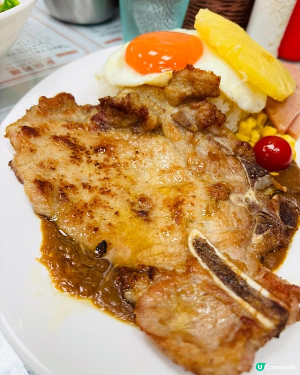 🍳萬芳茶記 ── 必試手打墨魚餅 × 爆汁沙丹豬扒飯,大份夾...