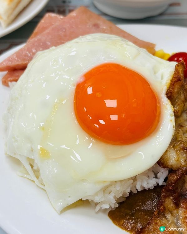 🍳萬芳茶記 ── 必試手打墨魚餅 × 爆汁沙丹豬扒飯,大份夾...