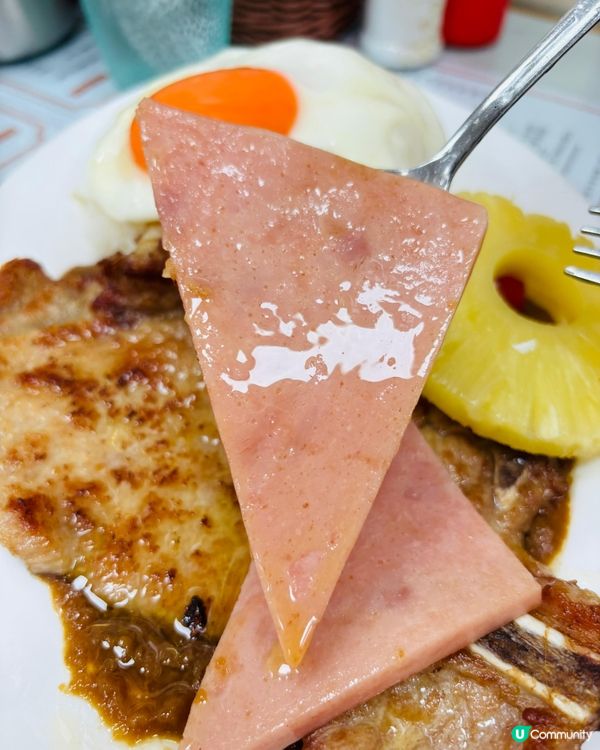 🍳萬芳茶記 ── 必試手打墨魚餅 × 爆汁沙丹豬扒飯,大份夾...