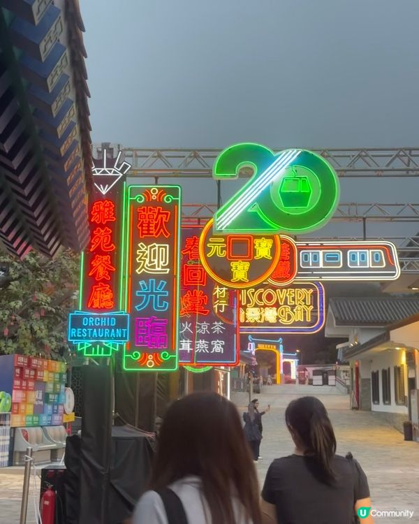 可能係全香港最多霓虹燈的地方@昂坪360