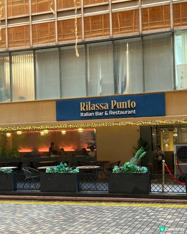 中港城平台有間寫意的西餐廳,有室內外座位,店員禮貌親善 