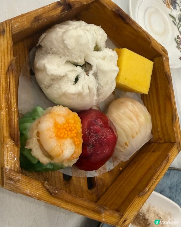 星期日一家三口，一齊去飲茶，傾吓偈吹吓水