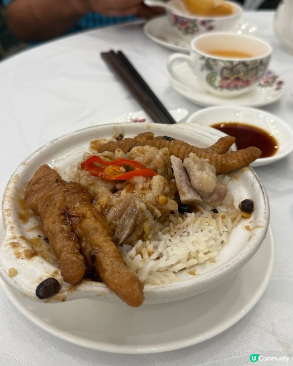 星期日一家三口，一齊去飲茶，傾吓偈吹吓水