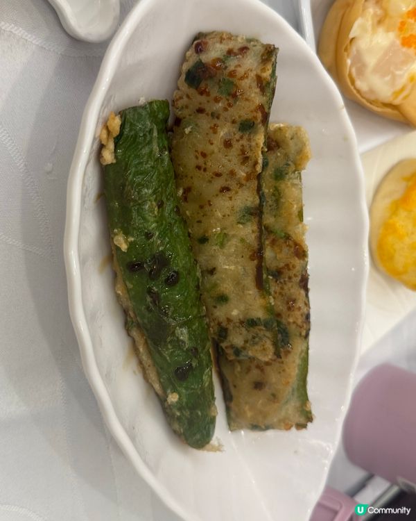 星期日一家三口，一齊去飲茶，傾吓偈吹吓水