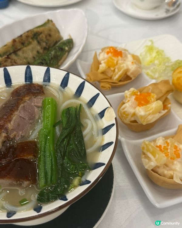 星期日一家三口，一齊去飲茶，傾吓偈吹吓水