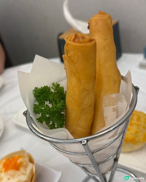 星期日一家三口，一齊去飲茶，傾吓偈吹吓水