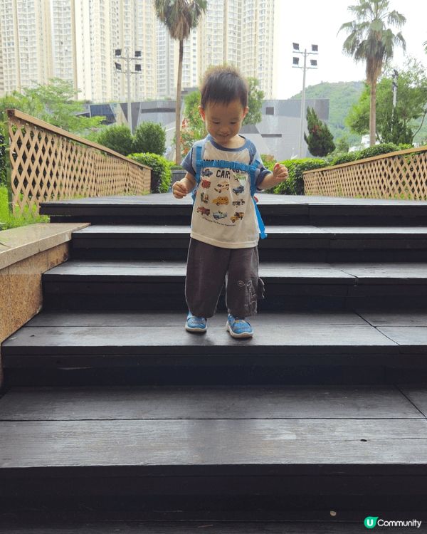 去左啟德玩在網上面行和掘沙沙，仔仔玩得好開心，但當日天氣好熱...