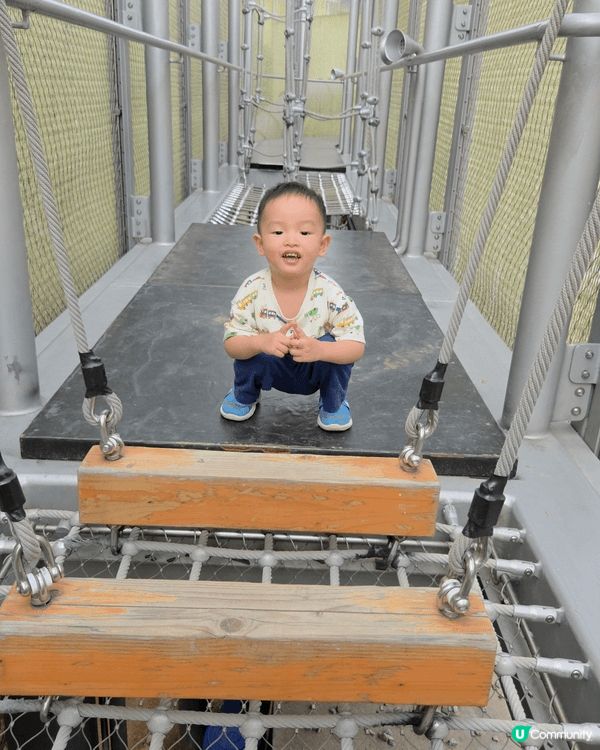 去左啟德玩在網上面行和掘沙沙，仔仔玩得好開心，但當日天氣好熱...